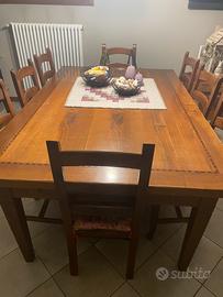Tavolo da pranzo con sedie