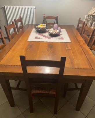 Tavolo da pranzo con sedie