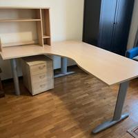 scrivania angolare con cassettiera