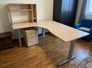 scrivania angolare con cassettiera