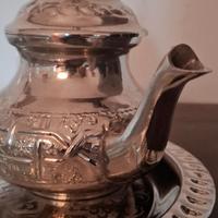 Teiera Marocchina Artigianale, bicchieri e piatto.
