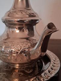 Teiera Marocchina Artigianale, bicchieri e piatto.