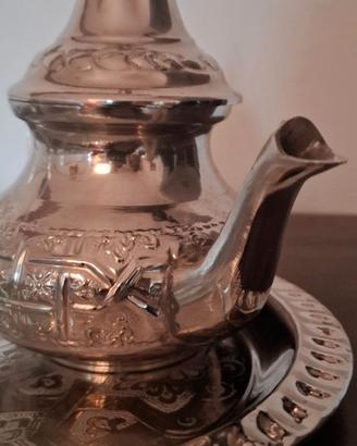 Teiera Marocchina Artigianale, bicchieri e piatto.