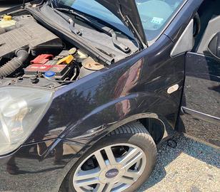 PARAFANGO ANTERIORE SINISTRO FORD Fiesta 5° Serie