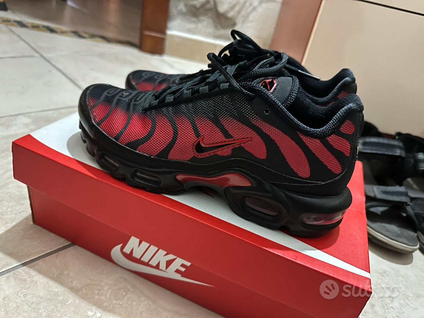 Nike tn squalo rosse e nere hotsell