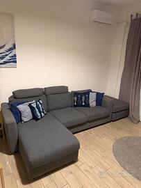 Divano con chaise-longue e pouf