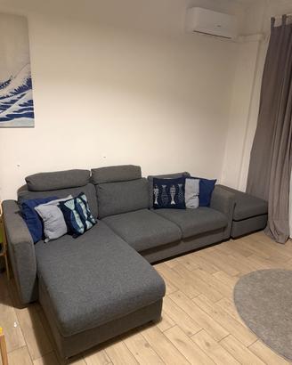 Divano con chaise-longue e pouf
