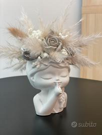 Vasetto e fiori di gesso ceramico
