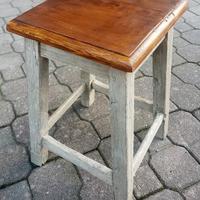 Sgabello e panca antichi rustici