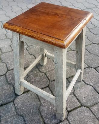 Sgabello e panca antichi rustici