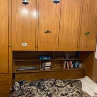 Letto a ponte in legno con armadio