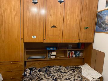 Letto a ponte in legno con armadio