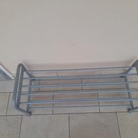 rastrelliera grigia in acciaio rivestito 