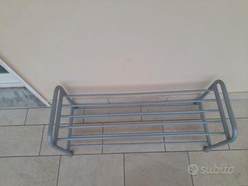 rastrelliera grigia in acciaio rivestito 