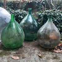 Tre damigiane diversi colori