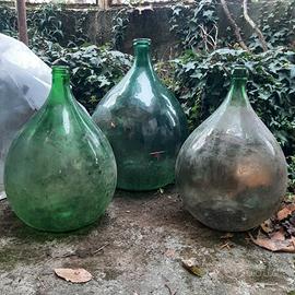 Tre damigiane diversi colori