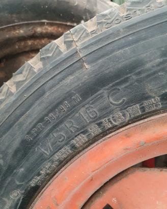 Pneumatico 175 R16 C - 98/96 M e cerchione