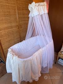 Culla neonato in vimini con tulle