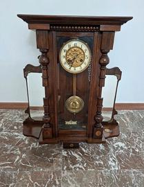Orologio da tavolo in legno con pendolo