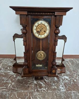 Orologio da tavolo in legno con pendolo