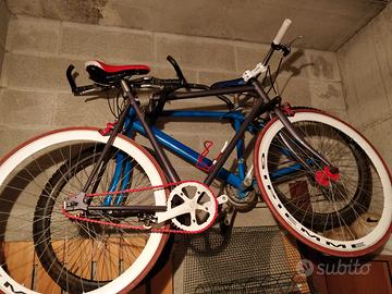 bicicletta scatto fisso e flip flop