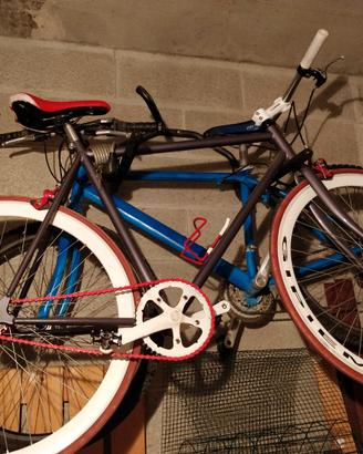 bicicletta scatto fisso e flip flop