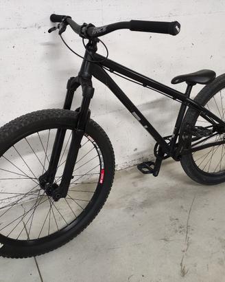 YT DIRT LOVE CORE 1 dirtjump, pump track, tricks