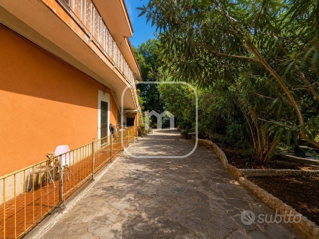 Rustico / Casale di 392 m² con più di 5 locali a R - Vista 4