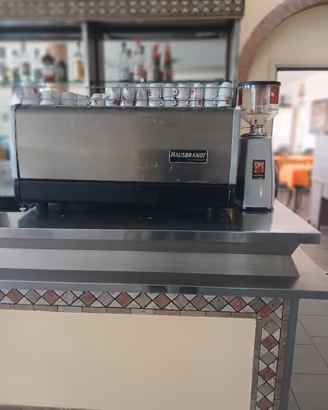banco bar con frigo, macchina da caffè e macinino