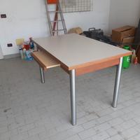 tavolo da cucina con asse per sfoglia