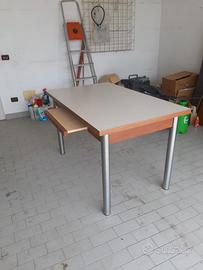 tavolo da cucina con asse per sfoglia