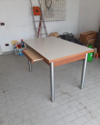 tavolo da cucina con asse per sfoglia