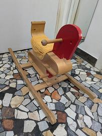 Cavallo a dondolo in legno