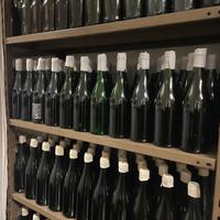 Bottiglie con tappi imbottigliatrice