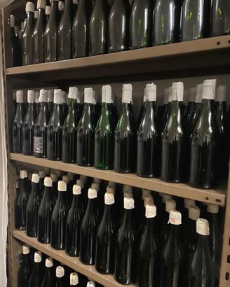 Bottiglie con tappi imbottigliatrice