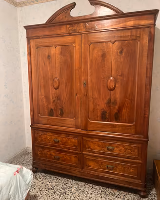Armadio in noce laccato, inizio 900