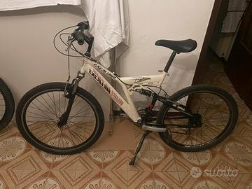 Bicicletta mountain bike bi ammortizzata