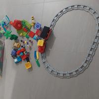 scatola con lego duplo e trenino 