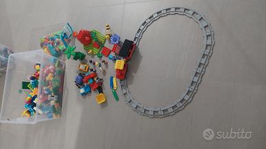 scatola con lego duplo e trenino 