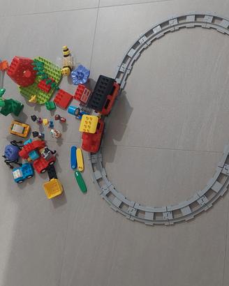scatola con lego duplo e trenino 