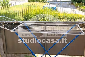Via Dante: AMPIO ALLOGGIO con 2 CAMERE e GARAGE