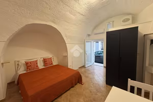 MONOLOCALE A POLIGNANO A MARE