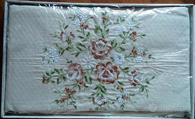 Copriletto matrimoniale beige con ricamo