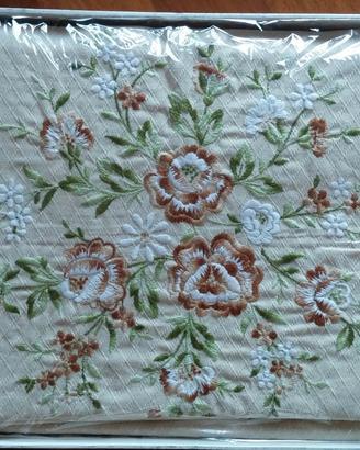 Copriletto matrimoniale beige con ricamo