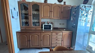 Cucina con tavolo