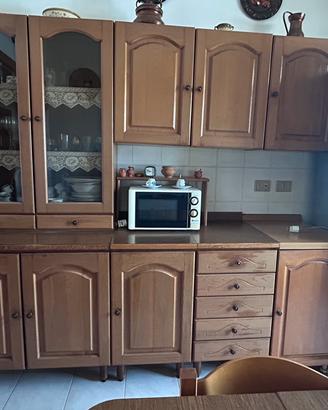 Cucina con tavolo