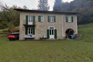 Torno iconica cascina con prati