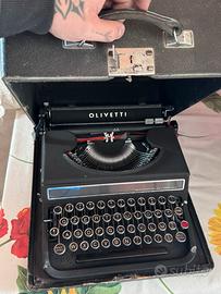 Macchina da scrivere OLIVETTI