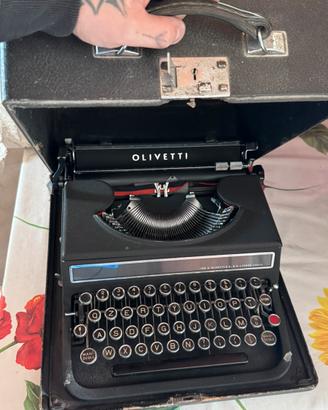 Macchina da scrivere OLIVETTI