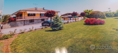 Villa su due piani più capannone